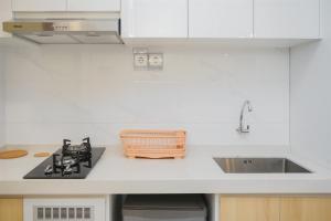 Cozy Studio Room at Sky House BSD Apartment By Travelio