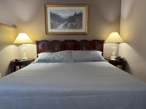 King Suite room in Timber Lodge Inn