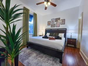 30A Haven King Bed Suite with Free Parking, Spacious Pool & Balcony View