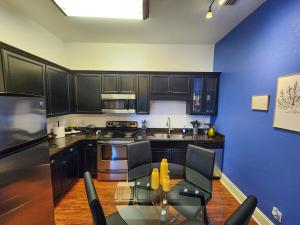 30A Haven King Bed Suite with Free Parking, Spacious Pool & Balcony View