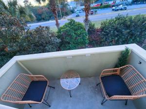 30A Haven King Bed Suite with Free Parking, Spacious Pool & Balcony View