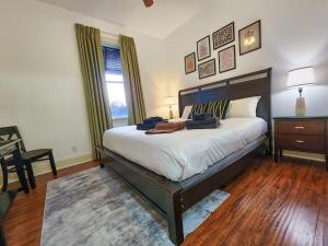 30A Haven King Bed Suite with Free Parking, Spacious Pool & Balcony View