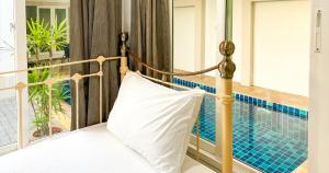 Luxurious Poolside Retreat in Bang Saray