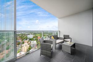 Luxury 2Br Apt Near Train Shopping Center