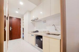 Warm and Nice Studio Room Sky House BSD Apartment By Travelio