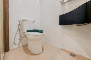 Warm and Nice Studio Room Sky House BSD Apartment By Travelio