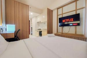 Warm and Nice Studio Room Sky House BSD Apartment By Travelio