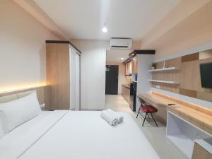 Elegant and Comfortable Studio Patraland Amarta Apartment By Travelio