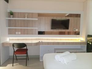 Elegant and Comfortable Studio Patraland Amarta Apartment By Travelio