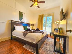 Modern King bed Haven, Free parking, Pool, Balcony