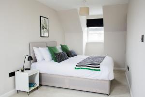 Amazing 6 Bedroom House, Sleeps 10, Driveway, NR Cardiff & Newport