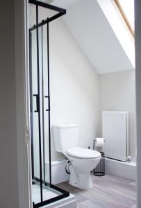 Amazing 6 Bedroom House, Sleeps 10, Driveway, NR Cardiff & Newport