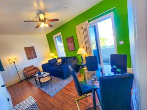 Modern King bed Haven, Free parking, Pool, Balcony