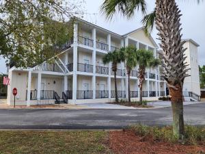 30A Modern Suite with King Bed, Parking, Pool and Balcony