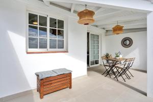 Recently renovated, with views, barbecue and outdoor shower