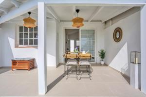 Recently renovated, with views, barbecue and outdoor shower