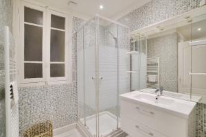 Stunning 2BR by the Port 20min Walk to the Beach