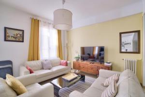 Stunning 2BR by the Port 20min Walk to the Beach