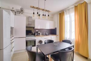 Stunning 2BR by the Port 20min Walk to the Beach