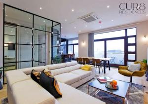 Stylish Penthouse with City Views balcony AC