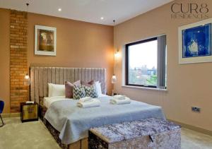 Stylish Penthouse with City Views balcony AC