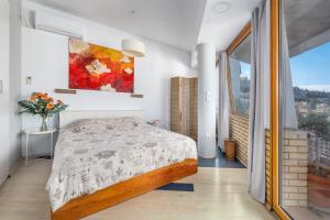 Urban loft with balcony across the Acropolis!