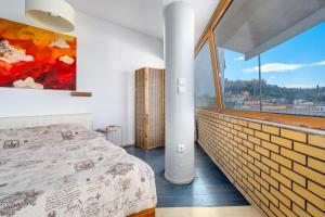 Urban loft with balcony across the Acropolis!