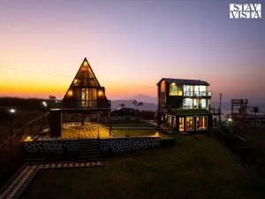 StayVista at The Cloudscape with WiFi, Lawn, AC - Karandi Khurd