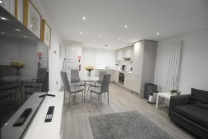 Modern 2 Bed in Stratford, London with Wi-Fi & Sleeps 5