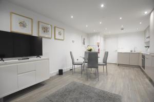 Modern 2 Bed in Stratford, London with Wi-Fi & Sleeps 5