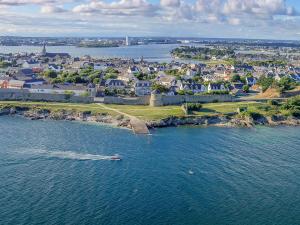 Studio rénové proche plages et bourg - Port-Louis, 2 pers., RDC, Wi-Fi, jardin commun - FR-1-349-108