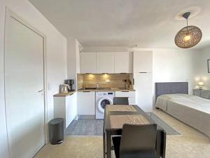 Appartements Studio a Larmor-Plage: balcon, parking, a 500m de la mer et des commerces - FR-1-349-110 : photos des chambres
