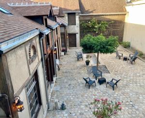 La maison Virginie appartements climatises de 1 a 5 pers cosy hyper centre cour parking linge fibre proximite port lac canal piscine : photos des chambres