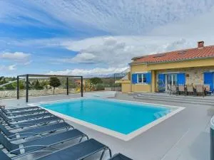 RE with pool and spa Comfortable holiday residence - Jovići