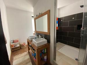 Maisons de vacances Maison de Caractere, Proche Gare et Centre, 6-8 Couchages, Jardin et Terrasse Privee - FR-1-349-202 : photos des chambres