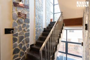 StayVistas Sunflower Villa - Mountain-View Retreat with Pool & Games Room