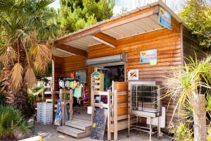 Campings Camping La Palmeraie : photos des chambres
