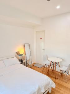 Studio Unit Staycation near Rockwell Mandaluyong FREE Pool Access