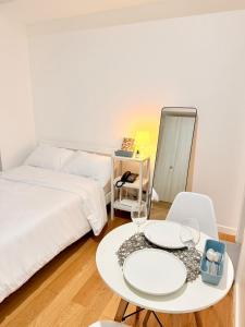 Studio Unit Staycation near Rockwell Mandaluyong FREE Pool Access