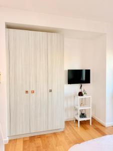 Studio Unit Staycation near Rockwell Mandaluyong FREE Pool Access