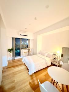 Studio Unit Staycation near Rockwell Mandaluyong FREE Pool Access