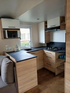 Maisons de vacances Bungalow confortable a Condrieu avec piscine : photos des chambres