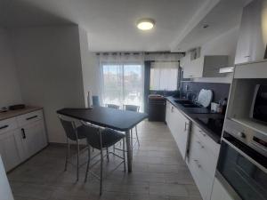 Appartements Studio Cabine Climatise a 150m de la Mer - Parking Privatif - Animaux Acceptes - FR-1-776-100 : photos des chambres