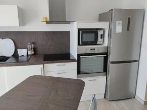 Appartements Studio Cabine Climatise a 150m de la Mer - Parking Privatif - Animaux Acceptes - FR-1-776-100 : photos des chambres