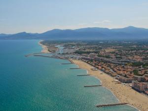 Appartements Studio Cabine Climatise a 150m de la Mer - Parking Privatif - Animaux Acceptes - FR-1-776-100 : photos des chambres