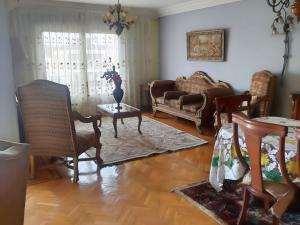 شقة مشرقه بالقرب من مكرم عبيد مدينة نصر مع جميع المرافق