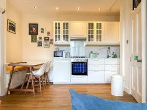 Bright Top Floor 2BR Apartment in Morningside, Easy City Centre Links, Close to University and Royal Hospital - 爱丁堡