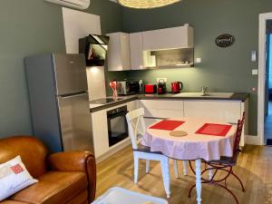 Appartements La maison Virginie 1 a 2 pers charmant central-parking gratuit- linge- fibre- proximite port lac canal piscine : photos des chambres