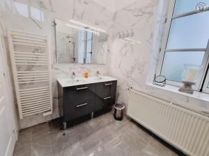 Maisons de vacances Gite paisible avec jardin privatif et terrasse, 2 chambres, proche sites culturels, animaux acceptes - FR-1-510-174 : photos des chambres