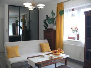 Przytulny Apartament z Parkingiem na przedmieściach Wrocławia by Noclegi Renters